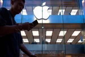 apple-logo-pedestrian