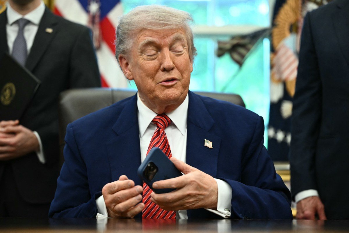 donald-trump-cellphone